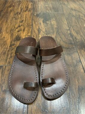 Women’s Brown Leather Toe-Loop Sandals